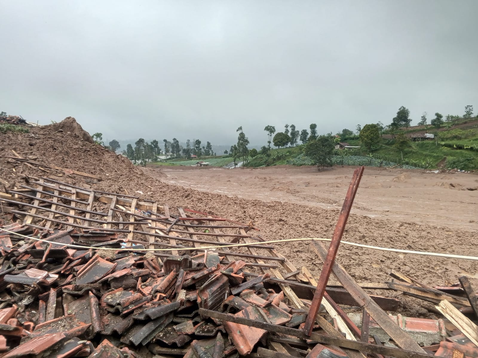 Begini Detik-detik Longsor di Desa Pasirlangu Bandung Barat